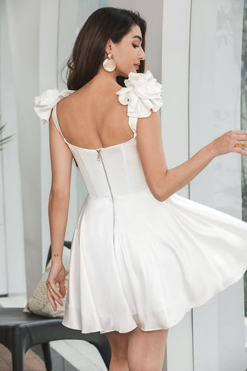 Vestido corto de graduación con corsé de línea A blanco con volantes
